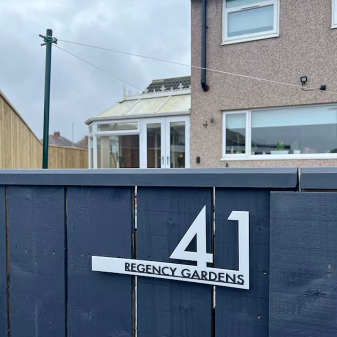 FloatHaus| Schwebendes Acryl Hausnummernschild